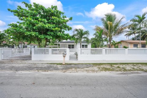 House in Miami, Florida 2 bedrooms, 98.57 sq.m. № 2076128
