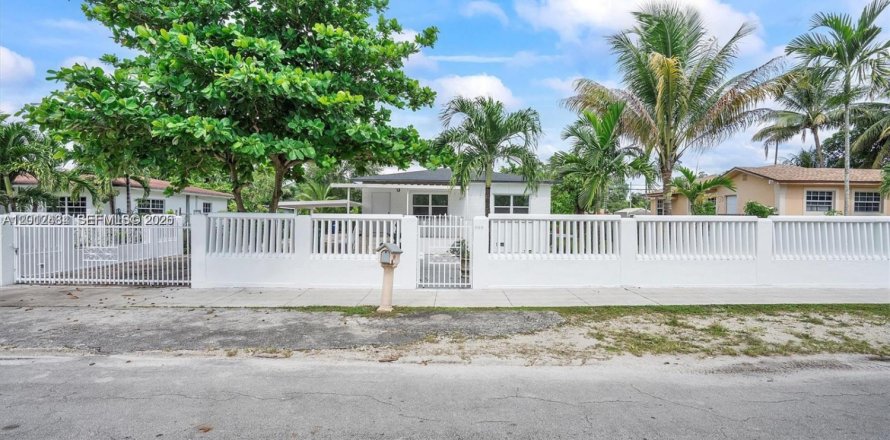 House in Miami, Florida 2 bedrooms, 98.57 sq.m. № 2076128
