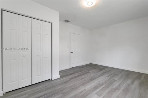 House in Miami, Florida 2 bedrooms, 98.57 sq.m. № 2076128 - photo 9