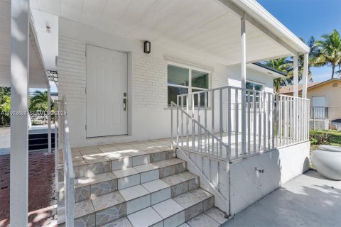 House in Miami, Florida 2 bedrooms, 98.57 sq.m. № 2076128 - photo 3