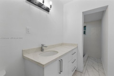 House in Miami, Florida 2 bedrooms, 98.57 sq.m. № 2076128 - photo 10