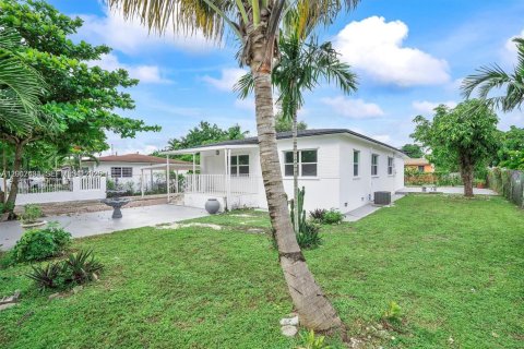 House in Miami, Florida 2 bedrooms, 98.57 sq.m. № 2076128 - photo 13