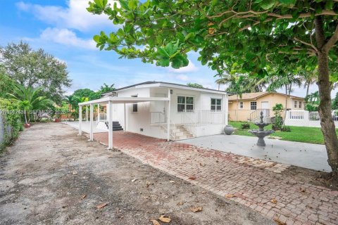 House in Miami, Florida 2 bedrooms, 98.57 sq.m. № 2076128 - photo 12