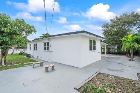 House in Miami, Florida 2 bedrooms, 98.57 sq.m. № 2076128 - photo 14