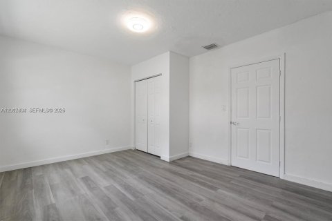 House in Miami, Florida 2 bedrooms, 98.57 sq.m. № 2076128 - photo 8
