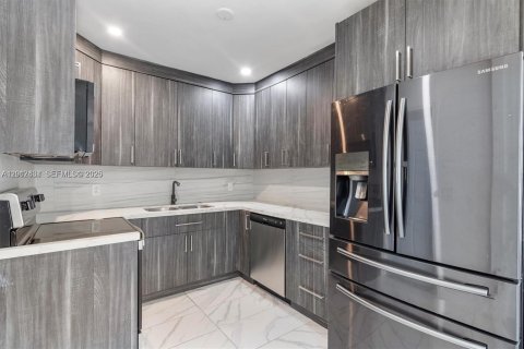 House in Miami, Florida 2 bedrooms, 98.57 sq.m. № 2076128 - photo 7