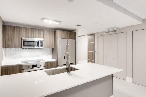 Condo in Miami, Florida, 1 bedroom № 2091286 - photo 2
