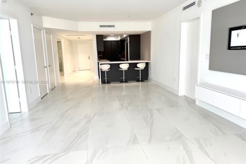 Condo in Hallandale Beach, Florida, 3 bedrooms  № 2053004 - photo 12