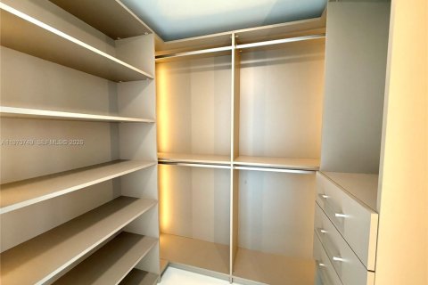 Condo in Hallandale Beach, Florida, 3 bedrooms  № 2053004 - photo 21