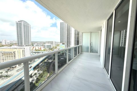 Condo in Hallandale Beach, Florida, 3 bedrooms  № 2053004 - photo 13
