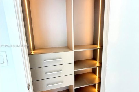 Condo in Hallandale Beach, Florida, 3 bedrooms  № 2053004 - photo 17