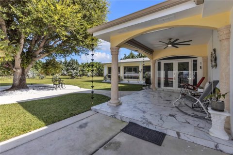 House in Homestead, Florida 4 bedrooms, 282.79 sq.m. № 1986767 - photo 4