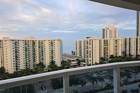 Copropriété à vendre à Hollywood, Floride: 2 chambres, 117.99 m2 № 1999638 - photo 2