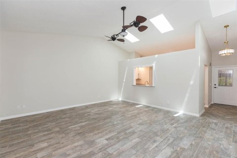 House in Zephyrhills, Florida 2 bedrooms, 138.98 sq.m. № 2393591 - photo 14