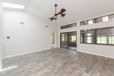 House in Zephyrhills, Florida 2 bedrooms, 138.98 sq.m. № 2393591 - photo 12