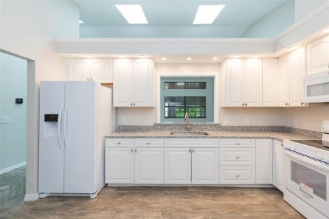 House in Zephyrhills, Florida 2 bedrooms, 138.98 sq.m. № 2393591 - photo 3