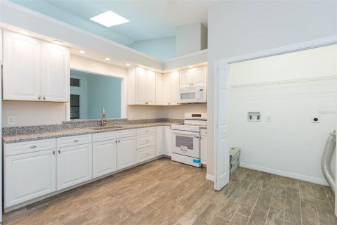 House in Zephyrhills, Florida 2 bedrooms, 138.98 sq.m. № 2393591 - photo 9