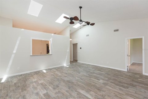 House in Zephyrhills, Florida 2 bedrooms, 138.98 sq.m. № 2393591 - photo 13