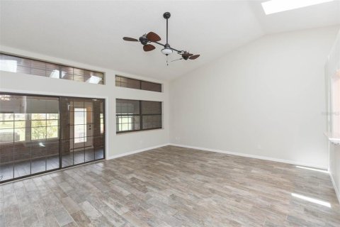 House in Zephyrhills, Florida 2 bedrooms, 138.98 sq.m. № 2393591 - photo 4