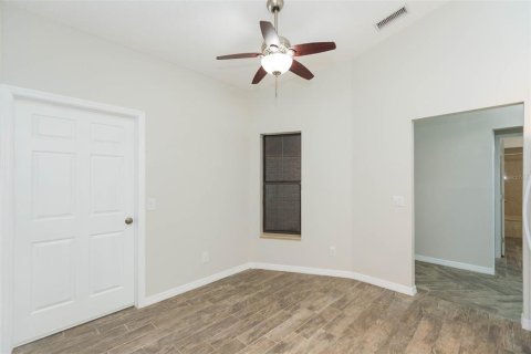 House in Zephyrhills, Florida 2 bedrooms, 138.98 sq.m. № 2393591 - photo 11