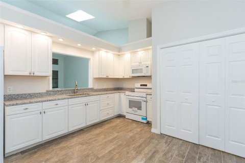 House in Zephyrhills, Florida 2 bedrooms, 138.98 sq.m. № 2393591 - photo 8