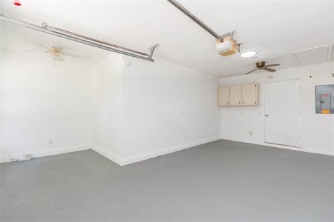 House in Zephyrhills, Florida 2 bedrooms, 138.98 sq.m. № 2393591 - photo 30