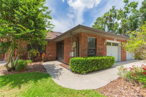 House in Zephyrhills, Florida 2 bedrooms, 138.98 sq.m. № 2393591