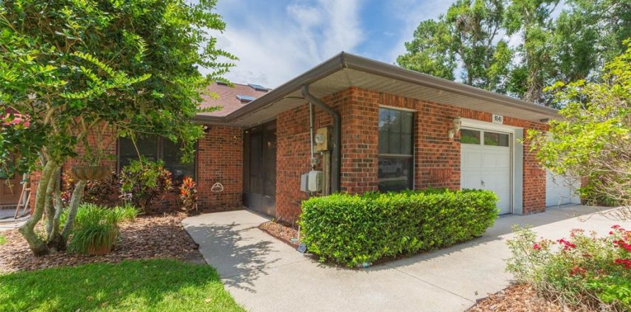 House in Zephyrhills, Florida 2 bedrooms, 138.98 sq.m. № 2393591