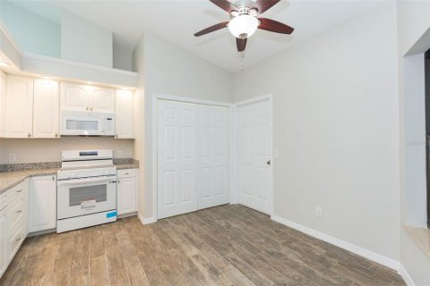 House in Zephyrhills, Florida 2 bedrooms, 138.98 sq.m. № 2393591 - photo 7