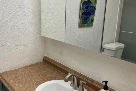 Condo in Hallandale Beach, Florida, 2 bedrooms № 1959924 - photo 11