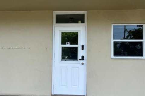 Condo in Hallandale Beach, Florida, 2 bedrooms № 1959924 - photo 1