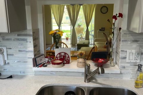 Condo in Hallandale Beach, Florida, 2 bedrooms № 1959924 - photo 6