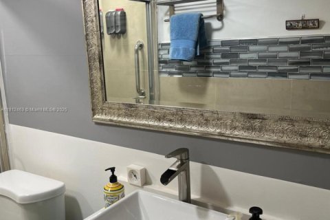 Condo in Hallandale Beach, Florida, 2 bedrooms № 1959924 - photo 10