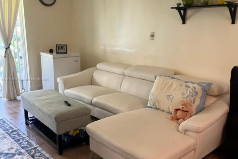 Condo in Hallandale Beach, Florida, 2 bedrooms № 1959924 - photo 2