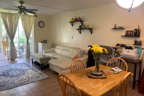 Condo in Hallandale Beach, Florida, 2 bedrooms № 1959924 - photo 3