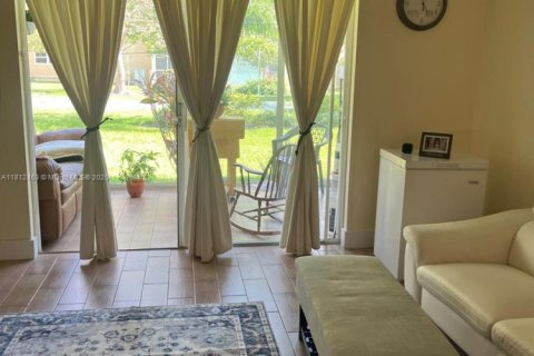 Condo in Hallandale Beach, Florida, 2 bedrooms № 1959924 - photo 4