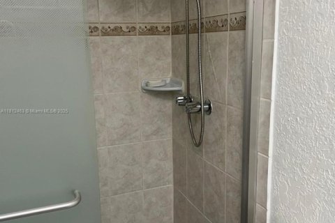 Condo in Hallandale Beach, Florida, 2 bedrooms № 1959924 - photo 8