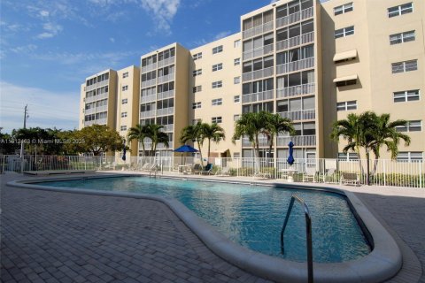 Condo in Hallandale Beach, Florida, 2 bedrooms № 1959924 - photo 13