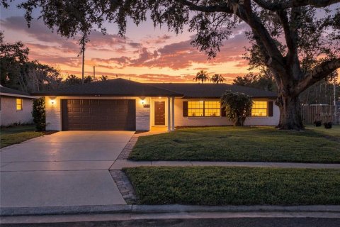 House in Orlando, Florida 4 bedrooms, 149.2 sq.m. № 2393503