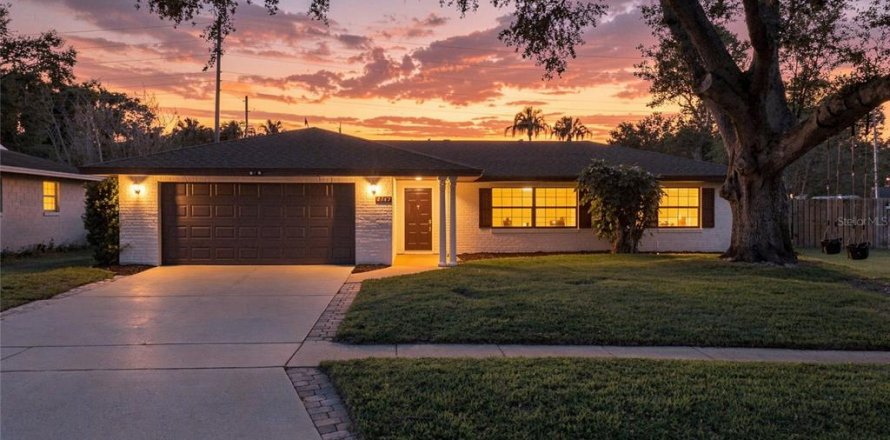 House in Orlando, Florida 4 bedrooms, 149.2 sq.m. № 2393503