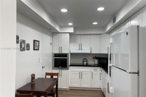 Снять в аренду кондоминиум в Лодердейл-бай-те-Си, Флорида 1 спальня, 75.44м2, № 1991265 - фото 11