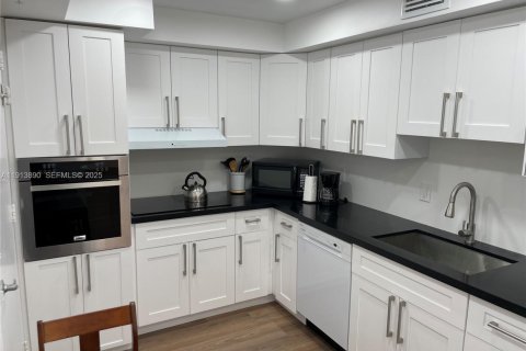 Снять в аренду кондоминиум в Лодердейл-бай-те-Си, Флорида 1 спальня, 75.44м2, № 1991265 - фото 2