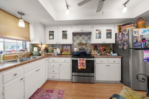 Condo in Belleair Bluffs, Florida, 2 bedrooms № 2354175 - photo 4