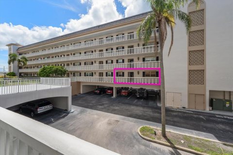Condo in Belleair Bluffs, Florida, 2 bedrooms  № 2354175