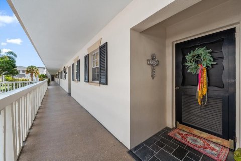 Condo in Belleair Bluffs, Florida, 2 bedrooms № 2354175 - photo 2