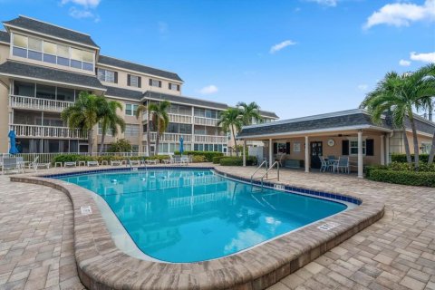 Condo in Belleair Bluffs, Florida, 2 bedrooms № 2354175 - photo 24