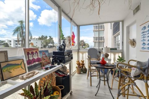 Condo in Belleair Bluffs, Florida, 2 bedrooms № 2354175 - photo 10