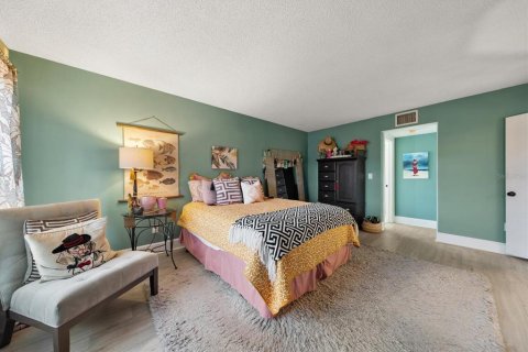 Condo in Belleair Bluffs, Florida, 2 bedrooms № 2354175 - photo 21