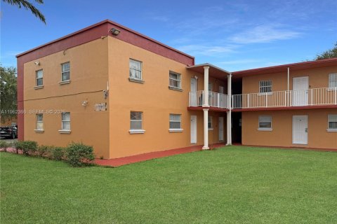 Condo à Hialeah, Floride, 1 chambre  № 2023926