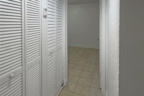 Copropriété à louer à Hialeah, Floride: 1 chambre, 55 m2 № 2023926 - photo 10